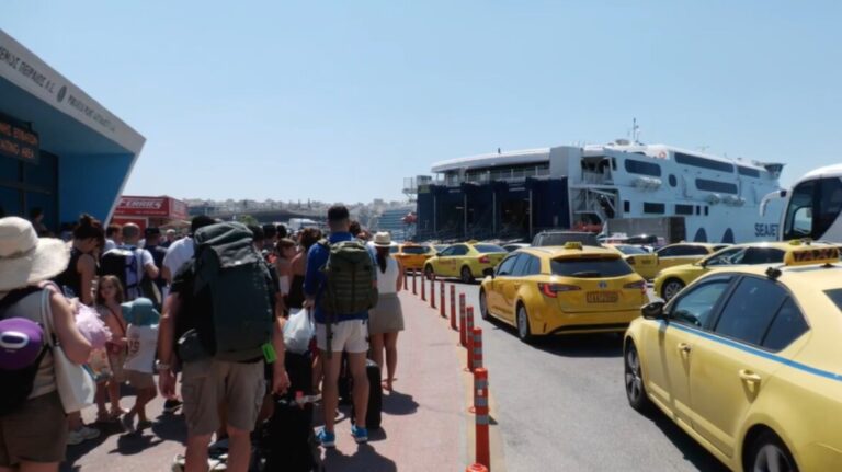 Το αδιαχώρητο στα λιμάνια:Φεύγουν και οι τελευταίοι αδειούχοι του Αυγούστου, πάνω από 80.000 αναχωρήσεις, δείτε βίντεο