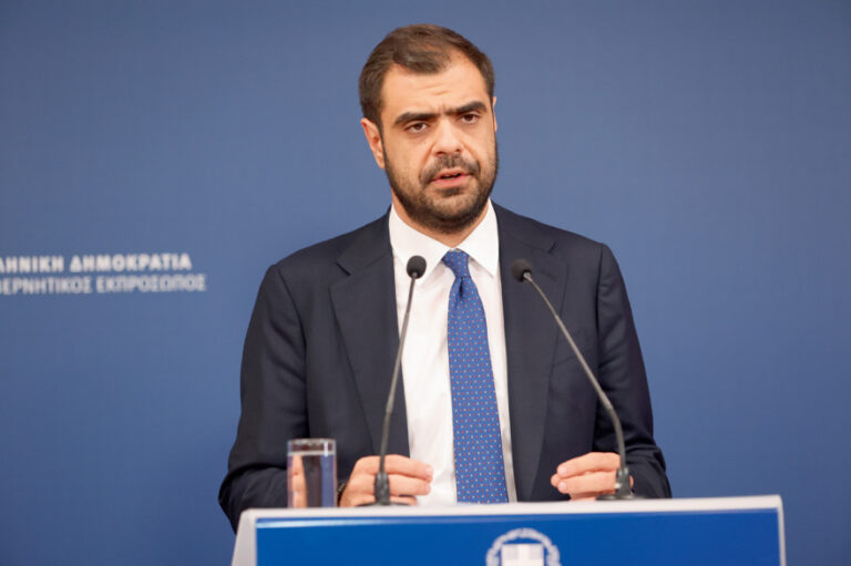 &Omicron;&iota; 250 &sigma;&tau;&alpha; &psi;&eta;&phi;&omicron;&delta;έ&lambda;&tau;&iota;&alpha; &tau;&eta;&sigmaf; &Nu;έ&alpha;&sigmaf; &Delta;&eta;&mu;&omicron;&kappa;&rho;&alpha;&tau;ί&alpha;&sigmaf;: &Omicron;&iota; &epsilon;&pi;&iota;&kappa;&rho;&alpha;&tau;έ&sigma;&tau;&epsilon;&rho;&omicron;&iota; &alpha;&nu;ά &pi;&epsilon;&rho;&iota;&phi;έ&rho;&epsilon;&iota;&alpha;