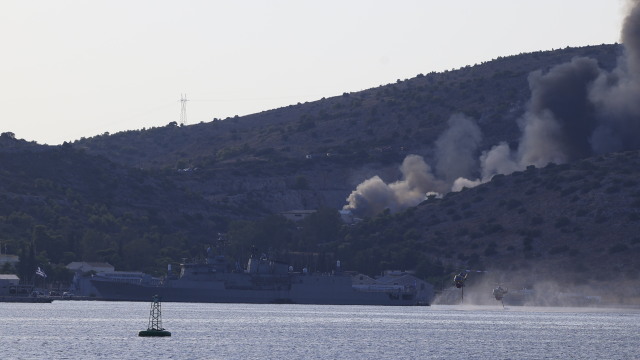 Βελτιωμένη η εικόνα στα πύρινα μέτωπα: Υπό έλεγχο στη Σαλαμίνα, χωρίς ενεργό μέτωπο στη Βοιωτία, οριοθετήθηκε στην Πέλλα