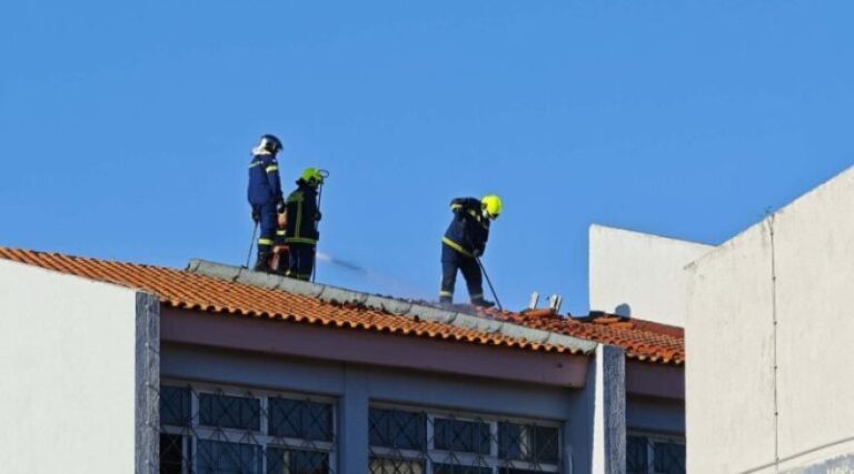 Υπό έλεγχο η φωτιά σε οροφή σχολείου στη Λούτσα, δείτε βίντεο 