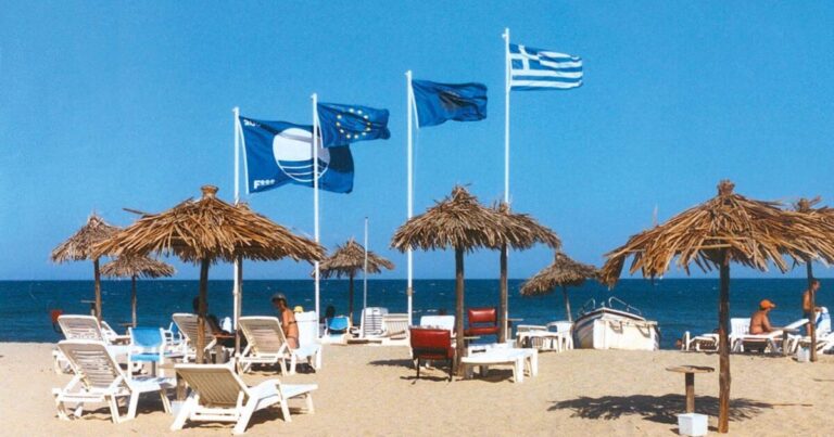 Γαλάζιες Σημαίες 2026: Αυτές είναι οι 17 καλύτερες ακτές στην Αττική