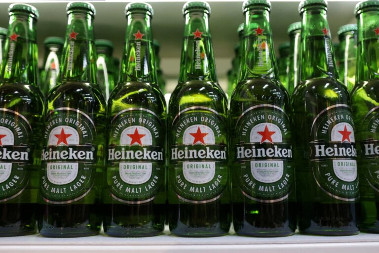 Τα κέρδη της Heineken ξεπέρασαν τις προβλέψεις για το α΄ εξάμηνο, μετά τις περικοπές περίπου 3.000 θέσεων εργασίας