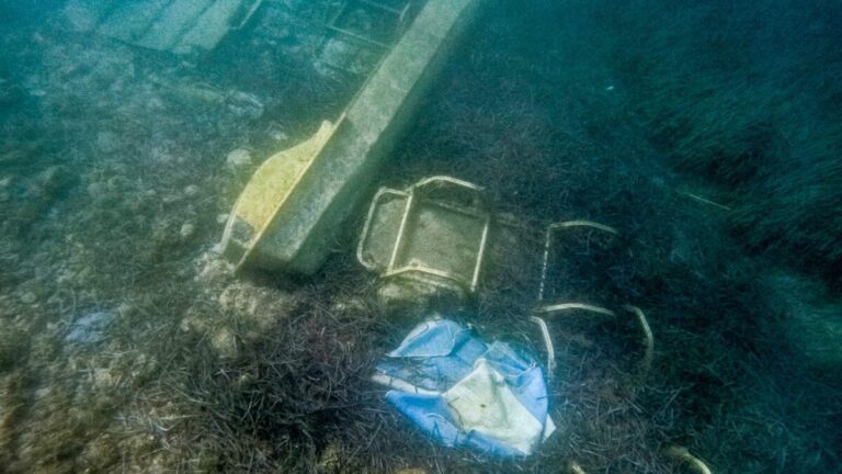 Ξαπλώστρες στο βυθό της θάλασσας στη παραλία Ημερολιά της βόρειας Κέρκυρας. Τετάρτη 5 Αυγούστου 2026 (ΓΙΩΡΓΟΣ ΚΟΝΤΑΡΙΝΗΣ / EUROKINISSI)