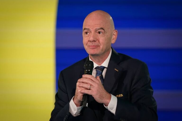 FIFA: Ο Ινφαντίνο πήγε σε τουρνουά παρά τις αντιδράσεις και «τρόλαρε» δημοσιογράφο για τη φαλάκρα του