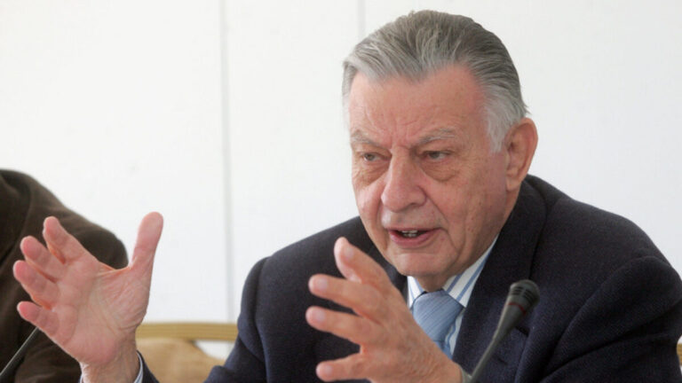 &Omicron; &pi;&rho;ό&epsilon;&delta;&rho;&omicron;&sigmaf; &tau;&omicron;&upsilon; &Iota;&nu;&sigma;&tau;&iota;&tau;&omicron;ύ&tau;&omicron;&upsilon; &Delta;&eta;&mu;&omicron;&kappa;&rho;&alpha;&tau;ί&alpha;&sigmaf; &Kappa;&omega;&nu;&sigma;&tau;&alpha;&nu;&tau;ί&nu;&omicron;&sigmaf; &Kappa;&alpha;&rho;&alpha;&mu;&alpha;&nu;&lambda;ή&sigmaf;, &Iota;&omega;ά&nu;&nu;&eta;&sigmaf; &Beta;&alpha;&rho;&beta;&iota;&tau;&sigma;&iota;ώ&tau;&eta;&sigmaf; &mu;&iota;&lambda;ά&epsilon;&iota; &sigma;&tau;&omicron;&upsilon;&sigmaf; &delta;&eta;&mu;&omicron;&sigma;&iota;&omicron;&gamma;&rho;ά&phi;&omicron;&upsilon;&sigmaf; &kappa;&alpha;&tau;ά &tau;&eta;&nu; &delta;&iota;ά&rho;&kappa;&epsilon;&iota;&alpha; &sigma;&upsilon;&nu;έ&nu;&tau;&epsilon;&upsilon;&xi;&eta;&sigmaf; &Tau;ύ&pi;&omicron;&upsilon;