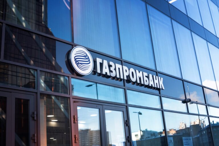 FT: Πώς 4 Ρώσοι τραπεζίτες έβγαλαν εκατομμύρια από τις ευρωπαϊκές κυρώσεις