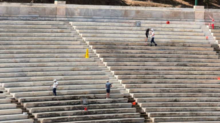 &Tau;&alpha; &gamma;&upsilon;&alpha;&lambda;&iota;&sigma;&mu;έ&nu;&alpha; &mu;ά&rho;&mu;&alpha;&rho;&alpha; &sigma;&tau;&omicron; &Pi;&alpha;&nu;&alpha;&theta;&eta;&nu;&alpha;ϊ&kappa;ό &Sigma;&tau;ά&delta;&iota;&omicron;