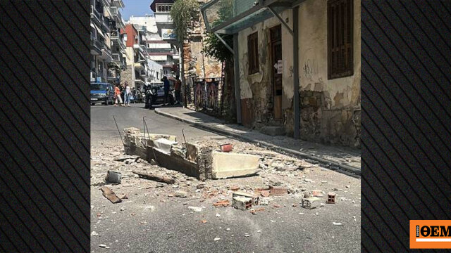 Τμήμα μπαλκονιού αποκολλήθηκε κι έπεσε σε δρόμο στην Καβάλα, διερχόμενος μοτοσικλετιστής γλίτωσε την τελευταία στιγμή, βίντεο