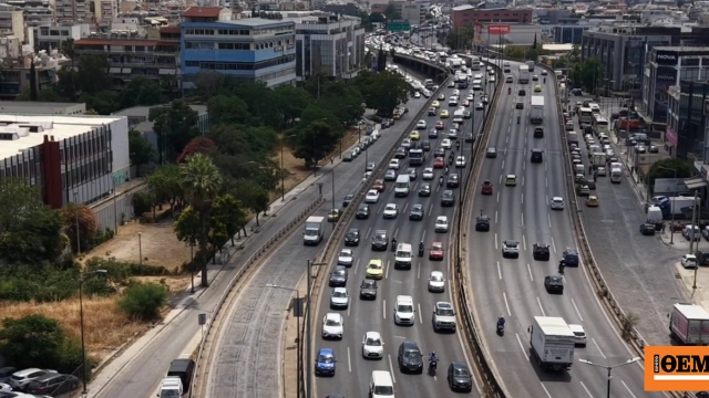 Ενας τραυματίας σε τροχαίο στον Κηφισό: Φορτηγό συγκρούστηκε με αυτοκίνητο στη Μεταμόρφωση