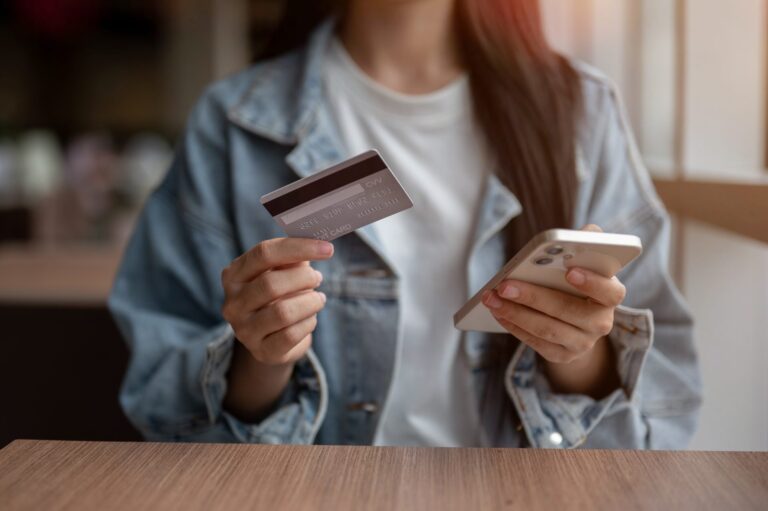 Βρήκαμε χρέωση 1 ευρώ στην κάρτα που δεν αναγνωρίζουμε: Γιατί δεν πρέπει να την αγνοήσουμε