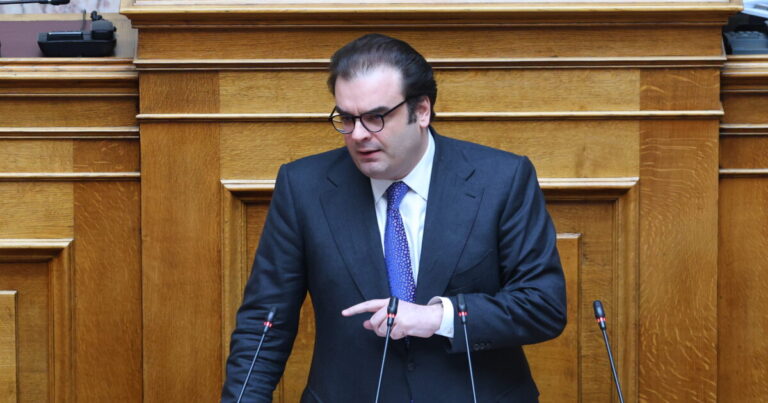 ΠΑΣΟΚ κατά Πιερρακάκη: «Απύθμενο θράσος, κρατήσαμε τη χώρα στο ευρώ» - «Θα ήταν υπουργός της δραχμής»
