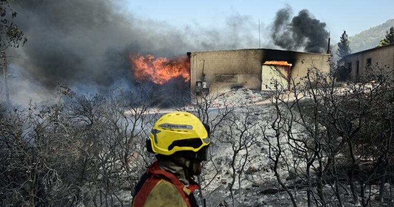 Φωτιά στον Κουβαρά: Την προκάλεσαν σπινθήρες από καλώδια σε κολόνα ρεύματος