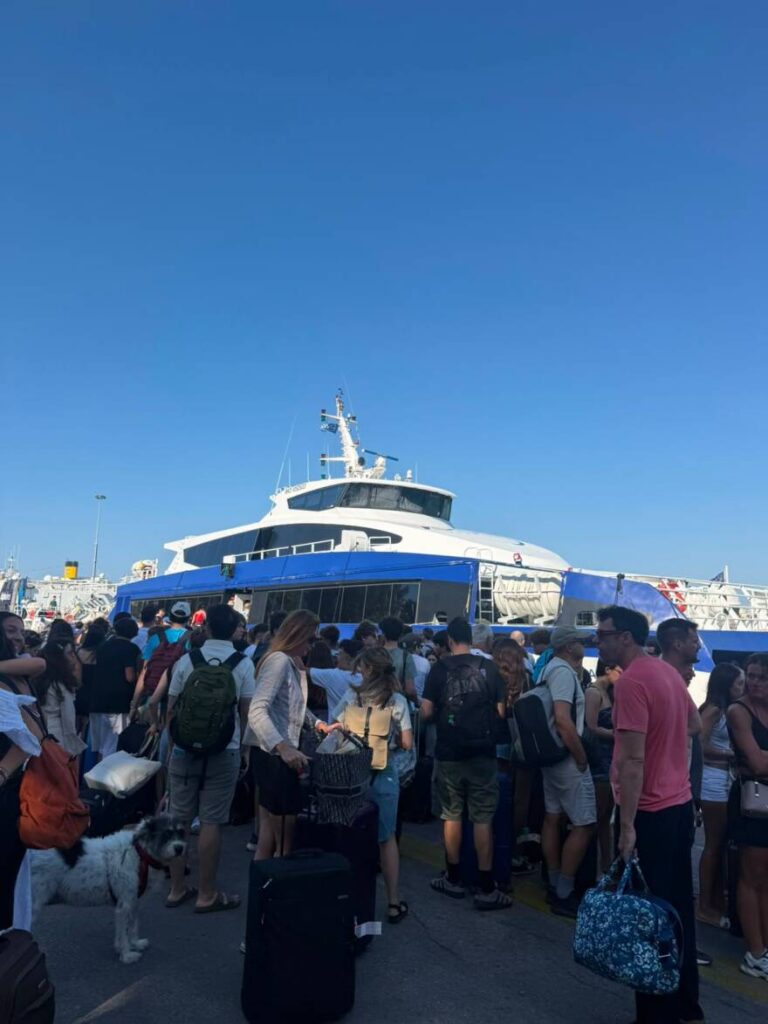 Αδειάζει η Αθήνα: Πάνω από 43.600 επιβάτες αναχωρούν από τον Πειραιά για τον Δεκαπενταύγουστο, 194 δρομολόγια έως την Κυριακή
