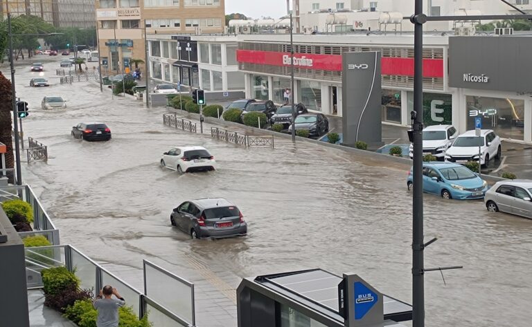 Πλημμύρισαν δρόμοι, παγιδεύτηκαν οδηγοί στη Λευκωσία (video)