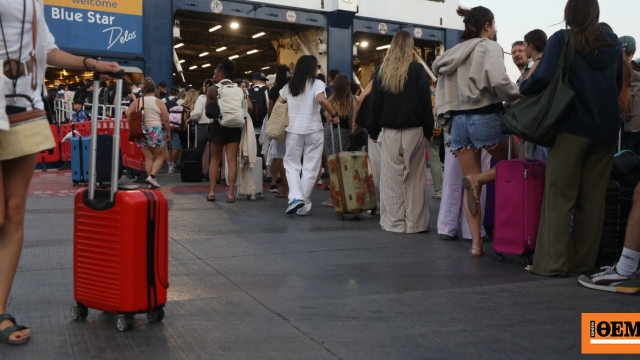 Φεύγουν και οι τελευταίοι εκδρομείς του Δεκαπενταύγουστου, αυξημένη κίνηση στα λιμάνια της Αττικής