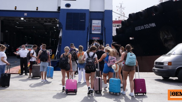 Αυξημένη κίνηση στα λιμάνια της Αττικής,  80.000 ταξιδιώτες φεύγουν για τις τελευταίες ημέρες του Αυγούστου