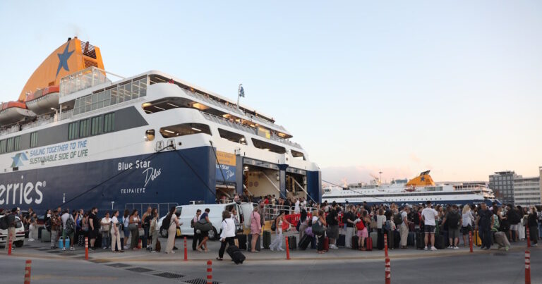 Ξεκίνησε η επιστροφή των αδειούχων του Αυγούστου – Πάνω από 90.000 επιβάτες βρέθηκαν στα λιμάνια τη Δευτέρα
