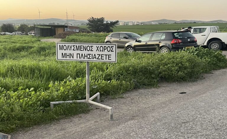 Κτηνοτρόφοι μπλόκαραν την είσοδο των Κτηνιατρικών Υπηρεσιών
