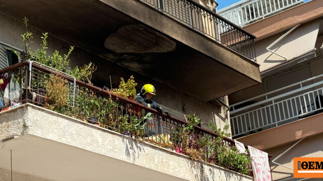 Φωτιά σε διαμέρισμα στη Θεσσαλονίκη: Στο νοσοκομείο δύο άτομα λόγω εισπνοής καπνού