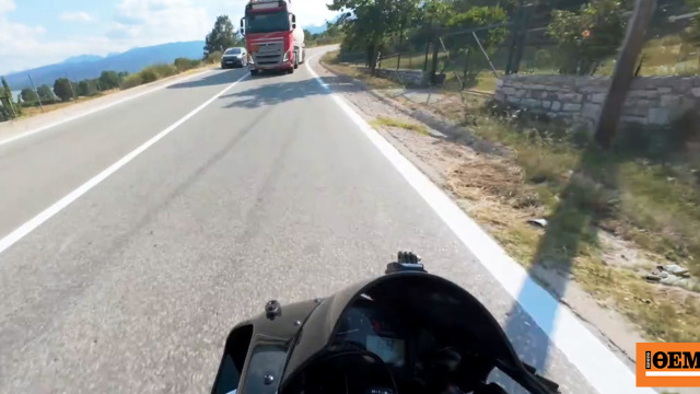 «Είναι κρίμα να πεθάνω στα 25, απέφυγα μηχανικά το βυτιοφόρο»: Ο μοτοσικλετιστής περιγράφει πώς γλίτωσε από την επικίνδυνη προσπέραση