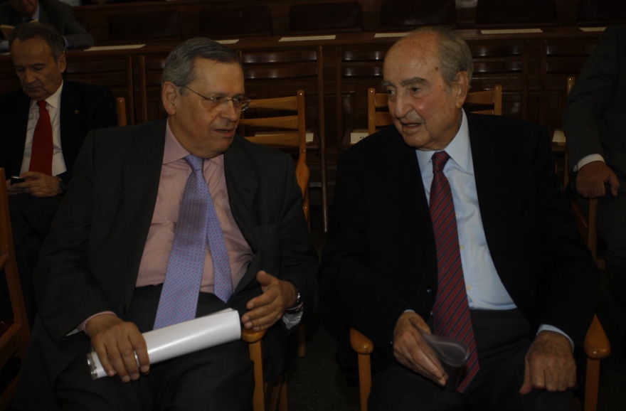 &Sigma;&tau;έ&phi;&alpha;&nu;&omicron;&sigmaf; &Mu;ά&nu;&omicron;&sigmaf;, &omicron; &mu;&epsilon;&gamma;ά&lambda;&omicron;&sigmaf; &alpha;&nu;&alpha;&tau;&rho;&epsilon;&pi;&tau;&iota;&kappa;ό&sigmaf;: &Alpha;&pi;ό &tau;&eta;&nu; &epsilon;&pi;&alpha;&nu;ά&sigma;&tau;&alpha;&sigma;&eta; &tau;&eta;&sigmaf; &Alpha;&lambda;&lambda;&alpha;&tau;ί&nu;&eta;&sigmaf;, &sigma;&tau;&alpha; έ&rho;&gamma;&alpha; &pi;&omicron;&upsilon; ά&lambda;&lambda;&alpha;&xi;&alpha;&nu; &tau;&eta;&nu; &Epsilon;&lambda;&lambda;ά&delta;&alpha;