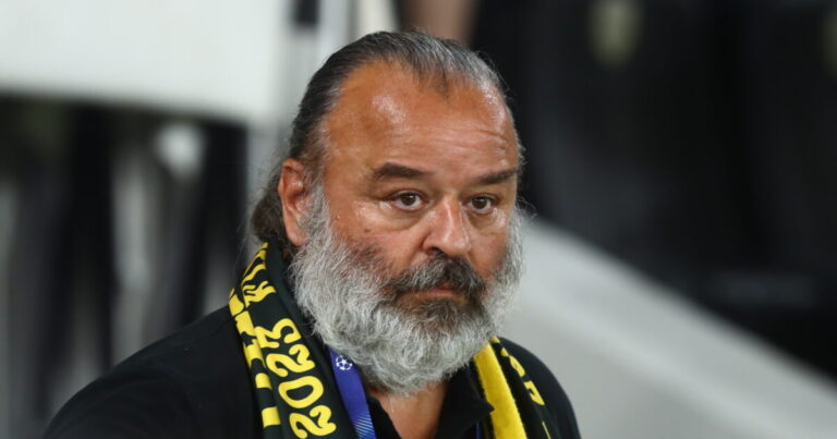 Ο Μάριος Ηλιόπουλος φίλησε την μπάλα του Champions League και τους ποδοσφαιριστές της ΑΕΚ πριν τον αγώνα με τη Λέφσκι