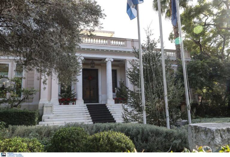 Σε εγρήγορση το Μέγαρο Μαξίμου: Η στρατηγική απέναντι σε Ανδρουλάκη και Τσίπρα με αφετηρία τη ΔΕΘ - Με το... βλέμμα και στις κινήσεις Σαμαρά