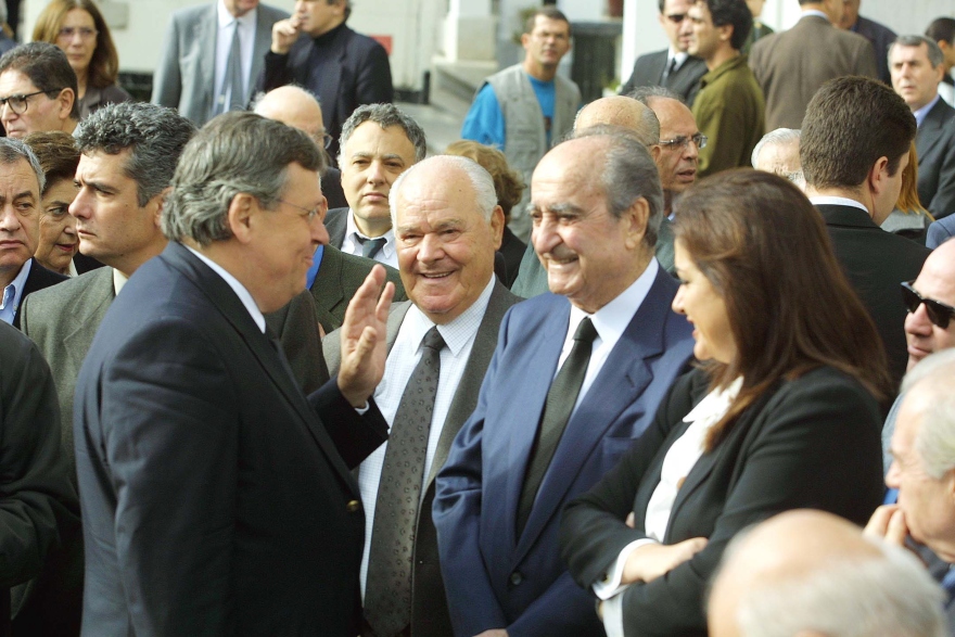 &Sigma;&tau;έ&phi;&alpha;&nu;&omicron;&sigmaf; &Mu;ά&nu;&omicron;&sigmaf;, &omicron; &mu;&epsilon;&gamma;ά&lambda;&omicron;&sigmaf; &alpha;&nu;&alpha;&tau;&rho;&epsilon;&pi;&tau;&iota;&kappa;ό&sigmaf;: &Alpha;&pi;ό &tau;&eta;&nu; &epsilon;&pi;&alpha;&nu;ά&sigma;&tau;&alpha;&sigma;&eta; &tau;&eta;&sigmaf; &Alpha;&lambda;&lambda;&alpha;&tau;ί&nu;&eta;&sigmaf;, &sigma;&tau;&alpha; έ&rho;&gamma;&alpha; &pi;&omicron;&upsilon; ά&lambda;&lambda;&alpha;&xi;&alpha;&nu; &tau;&eta;&nu; &Epsilon;&lambda;&lambda;ά&delta;&alpha;