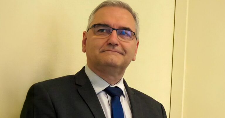«Δεν ένιωθα τα πόδια μου»: Υπάλληλος του γαλλικού υπουργείου έριχνε διουρητικά στον καφέ υποψηφίων και τις έβλεπε να υποφέρουν
