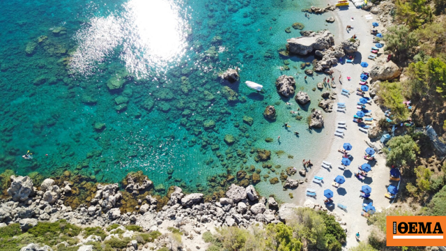 Επιχείρηση στη Ρόδο «κατέλαβε» την παραλία Άντονι Κουίν με ομπρελοκαθίσματα χωρίς να πληρώνει μίσθωμα