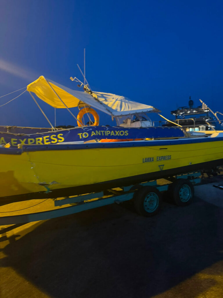 Βίντεο από τη σύγκρουση των τουριστικών σκαφών στους Αντίπαξους, οι επιβάτες παρακολουθούσαν τρομοκρατημένοι