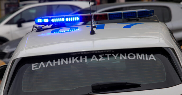 Θρίλερ με νεκρό αστυνομικό στον Άγιο Δημήτριο: Βρέθηκε κλειδωμένος στο υπηρεσιακό αυτοκίνητο, με σημάδια στον λαιμό και στο πρόσωπο