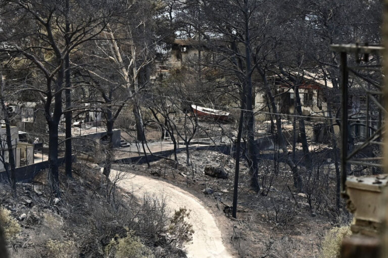 Οδοιπορικό στις στάχτες: Βίντεο από drone αποκαλύπτει το μέγεθος της καταστροφής στο Πόρτο Γερμενό

