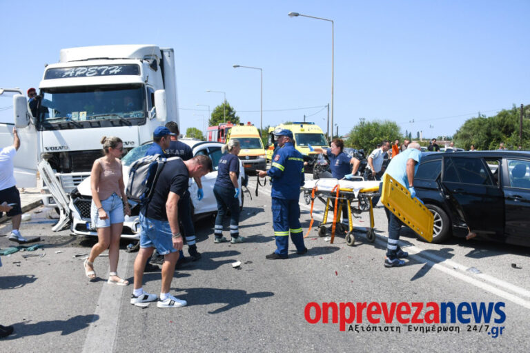 Πώς συνέβη το τροχαίο στην Πρέβεζα με τους 8 τραυματίες: Το φορτηγό έπεσε πάνω σε σταματημένα ΙΧ πριν την είσοδο της σήραγγας του Ακτίου