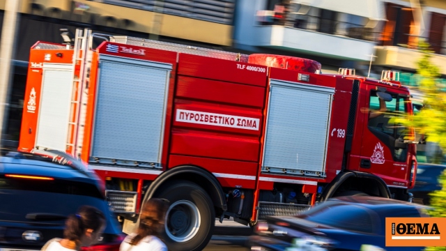 Έσβησε η φωτιά που ξέσπασε σε εγκαταλελειμμένο κτίριο στη Θεσσαλονίκη, δείτε βίντεο