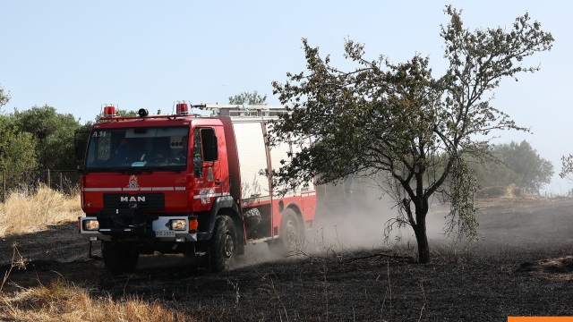 Υπό μερικό έλεγχο η φωτιά στην Αγία Τριάδα Κορωπίου