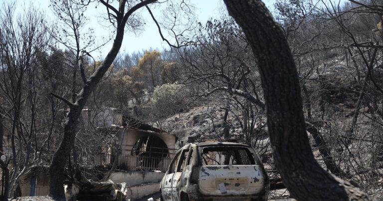 Φωτιά στην Σαλαμίνα: Προσαγωγή ύποπτης για εμπρησμό - Καταγγελίες για ακαθάριστα οικόπεδα και «χωματερές» στο νησί