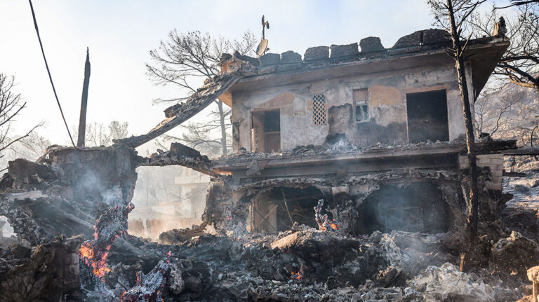 Ενδείξεις αμέλειας πίσω από τη μεγάλη φωτιά στα Περιστέρια της Σαλαμίνας: Η ηλικιωμένη γυναίκα και το καντηλάκι
