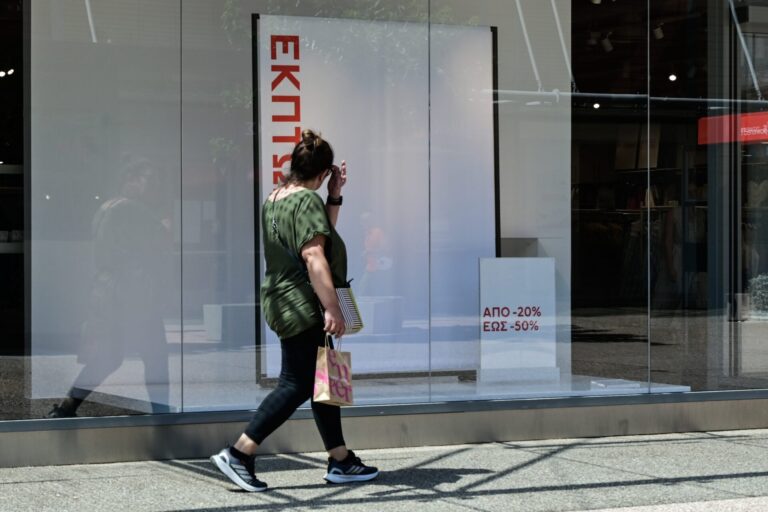 Εκπτώσεις τώρα και στις ελπίδες των εμπόρων - Υποτονική η κίνηση