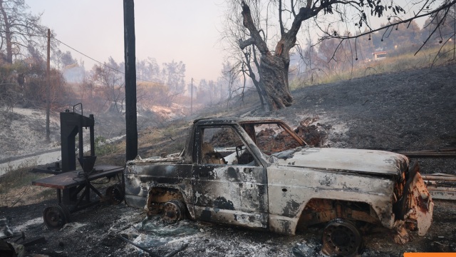 3.500 καμένα στρέμματα, καταστροφές σε σπίτια και αυτοκίνητα από τη φωτιά στη Σίβηρη, συνεχείς ρίψεις νερού για να σβήσουν όλες οι εστίες