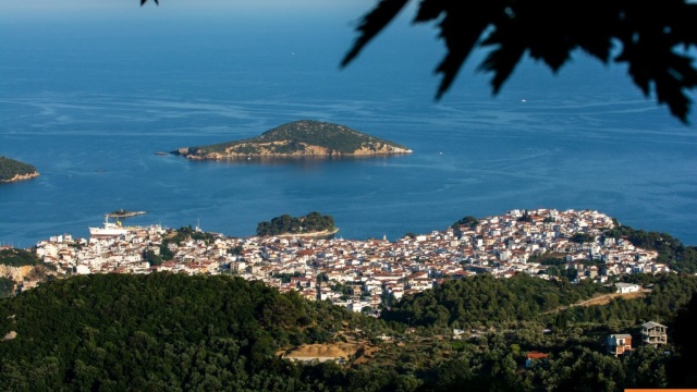 Φυλάκιση 15 μηνών στη Βρετανίδα που μέθυσε με την 15χρονη κόρη της και προκάλεσε επεισόδιο στο Κέντρο Υγείας Σκιάθου
