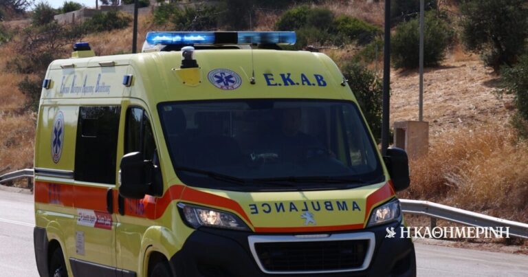 Τροχαίο στην Αθηνών – Σουνίου: Δύο τραυματίες μετά από σύγκρουση Ι.Χ. με μηχανή