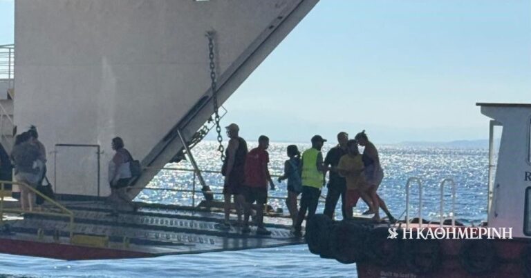 Φωτιά στη Σαλαμίνα: Βίντεο από την επιχείρηση απεγκλωβισμού δια θαλάσσης