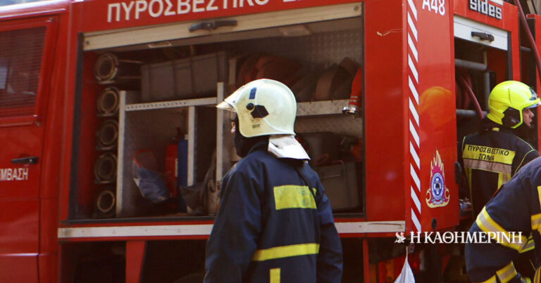 Υπό έλεγχο η φωτιά σε πυλωτή πολυκατοικίας στη Φιλοθέη