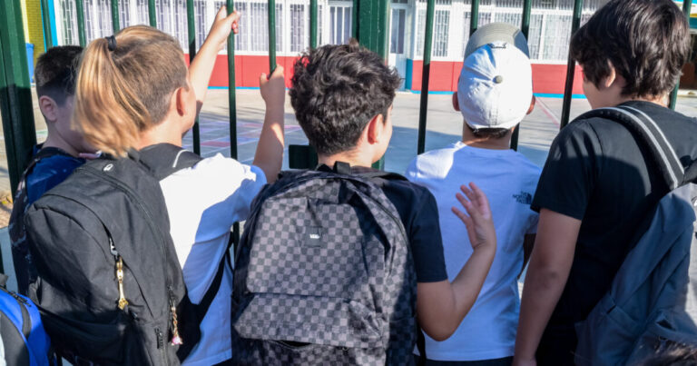 Νέοι κανόνες για τις σχολικές εκδρομές: Τι αλλάζει σε συνοδούς, ασφάλεια και κινητά τηλέφωνα