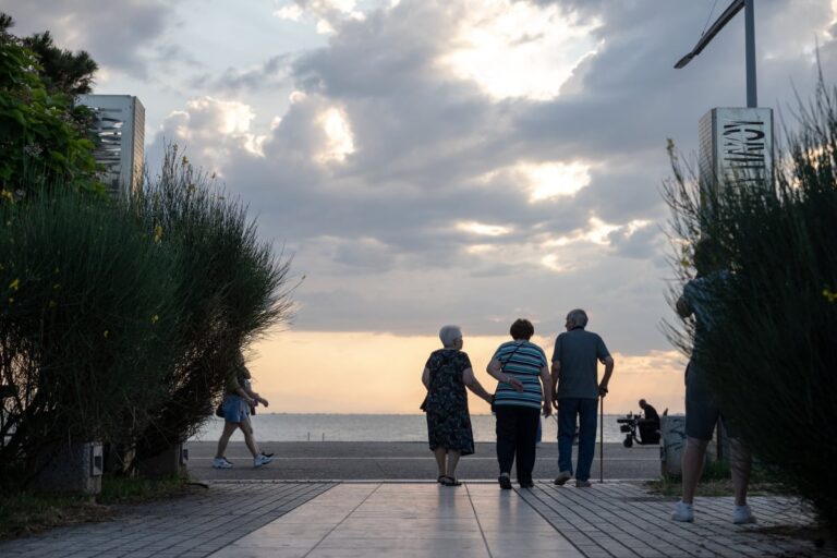 Συνταξιούχοι χωρίς σύνταξη λόγω χρεών