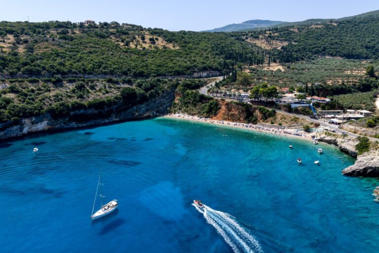 Τουρισμός: Άλμα αφίξεων με απόβαση 13,5 εκατ. τουριστών το α' εξάμηνο - «Αγκάθι» η μειωμένη ταξιδιωτική δαπάνη