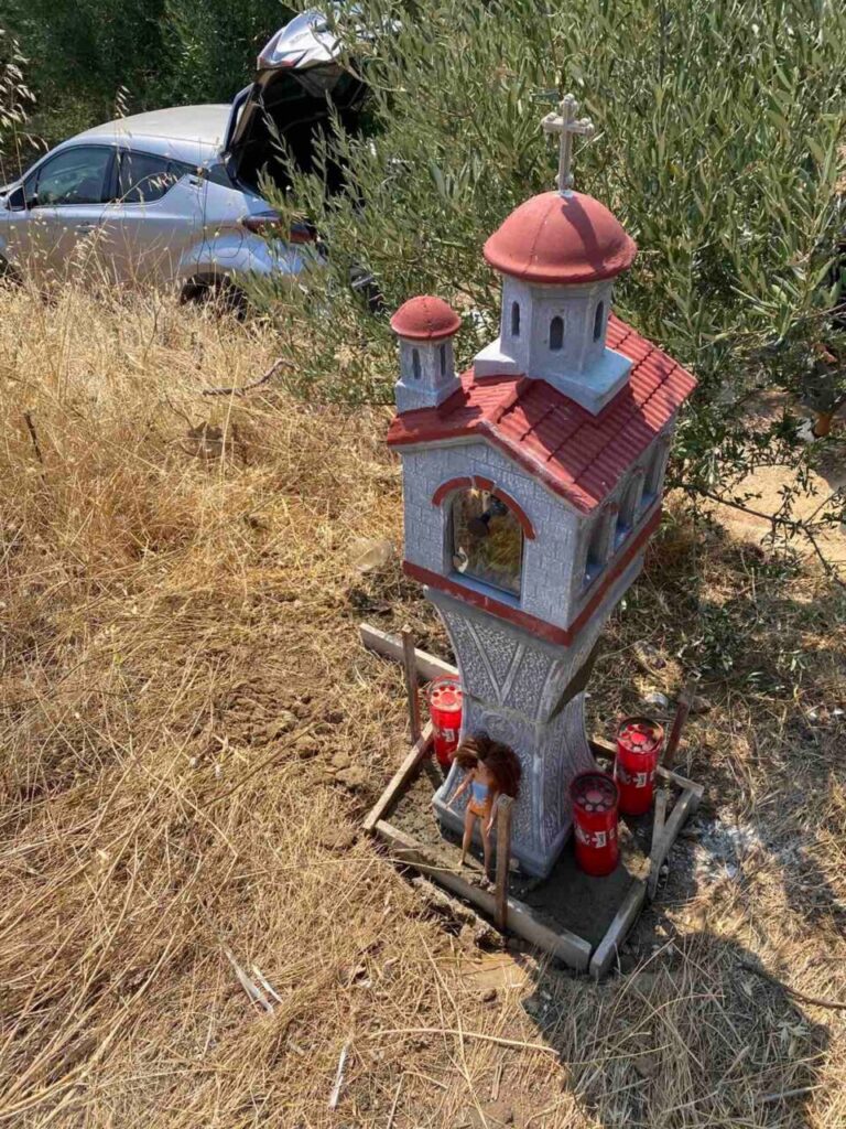 Χαλκιδική: Τρισάγιο στη μνήμη της οικογένειας από τη Μολδαβία – Νοσηλευόμενη στην πατρίδα της η 7χρονη Πατρίτσια-1