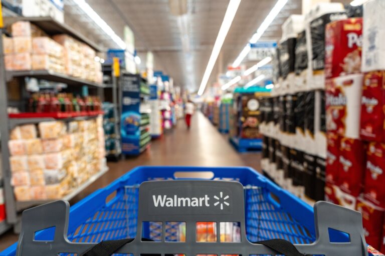 Σπάνιο «φρένο» για τη Walmart, απρόσμενο καμπανάκι για την αμερικανική οικονομία