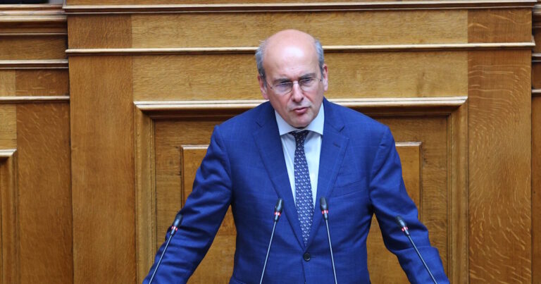 Κωστής Χατζηδάκης: Τα συλλυπητήρια για τον θάνατο του Γιάννη Βαρβιτσιώτη - «Καλό ταξίδι πρόεδρε»